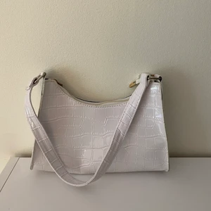 Handväska - Nu är denna snygga trendiga väska till salu🤗endast använd en gång, nyskick💫säljs p.g.a att den dessvärre inte kmr till användning längre💗hör av dig om du är intresserad, pris kan diskuteras🥰