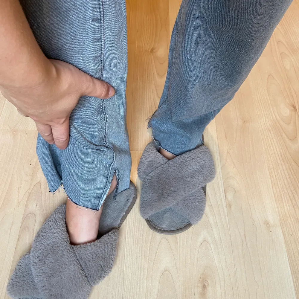 Oanvända jeans från prettylittlething med slitningar på knäna och små slitsar längst ner! Köparen står för frakt ❤️. Jeans & Byxor.