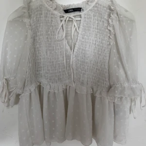 Blus från zara - Superfin blus från zara i storlek XS. Använd ett fåtal gånger men mycket fint skick.