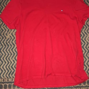 Röd T-shirt  - Snygg t-shirt från tommy hilfiger. Storlek M. 160 plus frakt. 