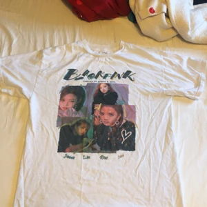 Blackpink t-shirt - Detta är en blackpink t-shirt köpt i Miami i affären ”hot topic” som säljer merch.