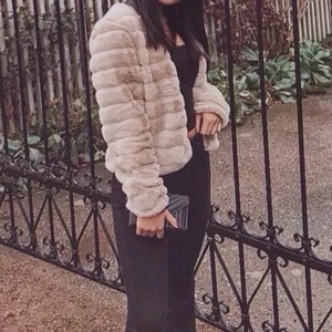 fluffig jacka/kofta - En söt fluffig jacka eller kofta i smutsrosa färg från gina. Använder aldrig längre och har ungefär använt den 2 gånger. Säljer för 80kr + frakt som är 66kr