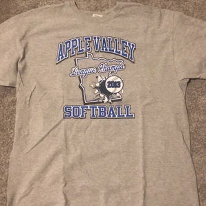 Oversize t-shirt - Köpte den för nån månad sen på beyond retro, jättebra kvalitet och känns som ny! Den är väldigt oversize på mig som har S. Passar alla storlekar typ! Läs min bio💕