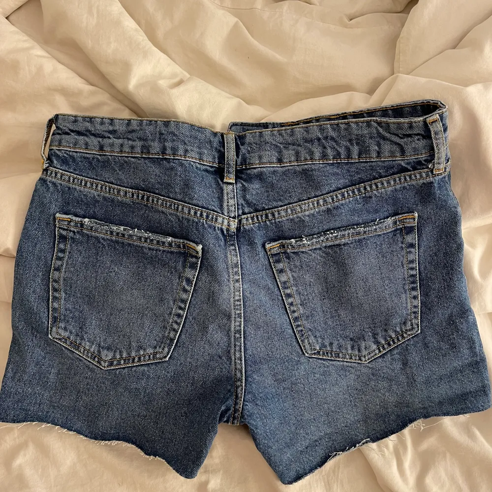 Blåa jeansshorts från Cubus, aldrig använda så i mycket bra skick. Går både att ha dom som dom är eller vika upp dom beroende på vad man tycker om 😁🤍. Shorts.