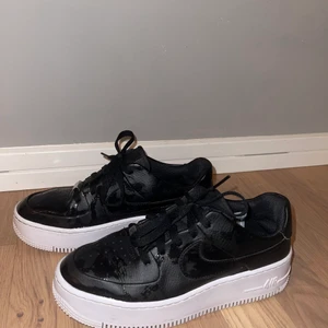 AIR FORCE 1 SAGE LOW - Säljer på grund av att de inte riktigt är min stil, använda 3 ggr så i nyskick! Pris på sneakerspoint är 1 199:- 💓🙌🏻 (något blöta på bilderna av tvätt)