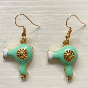 Handgjorda retro örhängen ❤️ - 75kr och fri frakt inom Sverige ❤️! Mer ljusblåa än gröna. 🥰