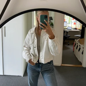 Vit jeansjacka från Gina Tricot - Vit jeansjacka från Gina Tricot❣️ Storlek L, men sitter snyggt oversized på mig som är runt en S.