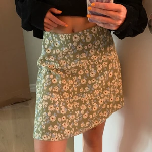 Kjol - Säljer denna söta blommiga kjol, storlek S. Väldigt luftigt material, har inga slitningar/hål/missfärgningar eller liknande🧡💛