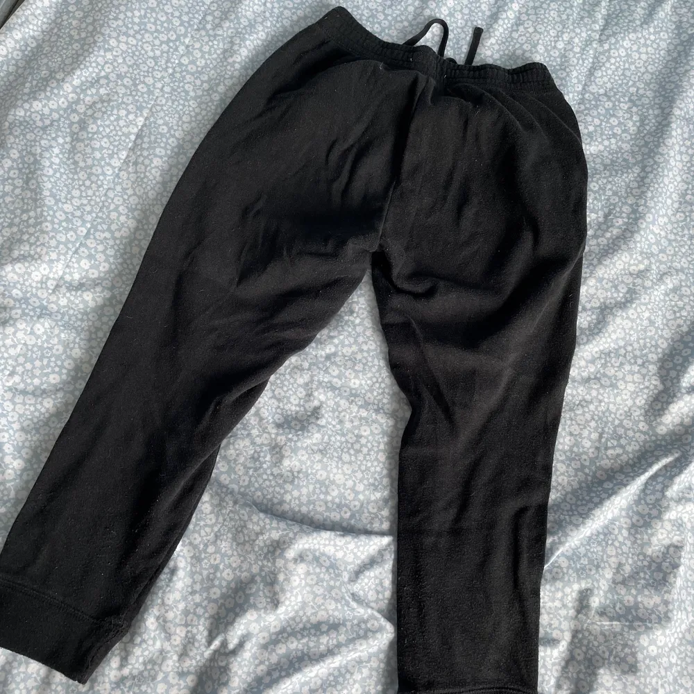 Svarta Hollister mjukisbyxor i storlek XS, i fint skick. . Jeans & Byxor.