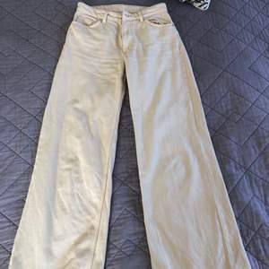 Monki yoko jeans i färgen beige. Använt dem fåtal gånger och de är i perfekt skick. Köparen står för frakten. Kontakta om du är intresserad.💕🌟