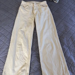 Monki jeans - Monki yoko jeans i färgen beige. Använt dem fåtal gånger och de är i perfekt skick. Köparen står för frakten. Kontakta om du är intresserad.💕🌟