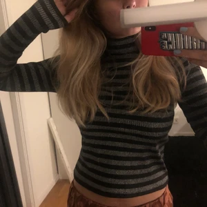 Fest topp - Snygg långärmad tröja som är glittrig och har lite högre krage passar s/m!