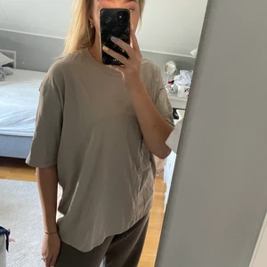 Oversized t-shirt från H&M som passar XS-L beroende på önskad passform!! - T-shirten är i en kall beige färg & är oversized för att vara storlek S. Jag är normalt XS/S i toppar & denna kan passa upp till L. Materialet är verkligen bra & är lite tjockare. Frakt ingår i priset❤️❤️ för mer frågor, skicka ett privat meddelande <3