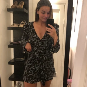 Svart-prickig omlott jumpsuit - Denna gör sig tyvärr inte rättvis på bild.. men den är en superfin omlott jumpsuit som passar perfekt nu till hösten och vintern! Det är bara att slänga på sig ett par svarta nylonstrumpbyxor under om du kommer vara snyggast! I storlek M men passar mig som är S också!