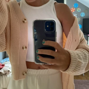 Beige/rosa kofta med knappar i strl S - Riktigt skön kofta i mjukt material ( inget som sticker eller kliar ) som är lite oversized💓 säljer då jag aldrig fått användning av den tyvärr, så den är precis som ny. 