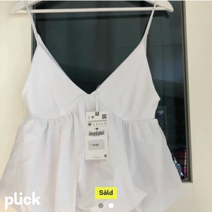 Vit topp - Såljer denna söta topp som är från zara, den är heltslutståld och finns inte kvar att köpa. Jag köpte denna topp här på plick men säljer den pga att den då var förstor för mig. Nypris är 299kr från zara men den är aldrig använd utan bara testan så säljer den för 200kr 