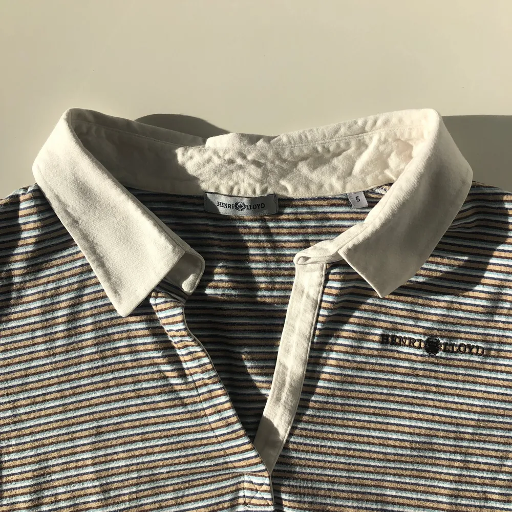 Superfin vintage Henri Lloyd skjorta! Fler-tonade ränder, snygg v-ringning, skönt bomullstyg - den är stilren 🤍 storleken 5 (se bild 2) betyder att den passar bra på damer med höjd på cirka 165cm 😇. Skjortor.