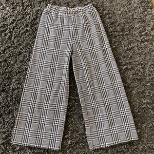 Rutiga byxor  - Jag säljer dessa rutiga jättesköna byxor, använda ett fåtal gånger! Köparen står för frakten 💕