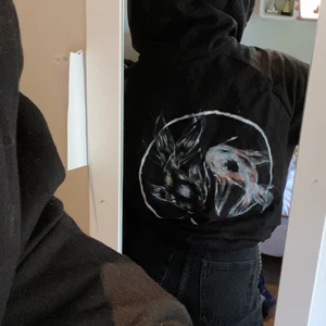 Självsådd hoodie med tryck - Plagget är självsytt och har en yin och yang tryck i formen av två fiskar på baksidan. Hoodien är S möjligtvis M eller overzized XS. Luvan är aningen stor men annars är passningen bra.  