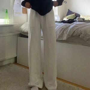 Fina mjukisbyxor - Fina wideleg mjukisbyxor från HM. Nyskick och aldrig använd. Köparen står för frakt 📦 Skriv vid funderingar💕