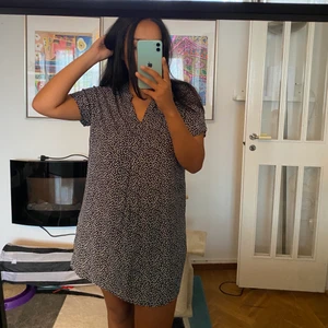 Blommig klänning - Super mysig blommig klänning. Slapp passform. Bra skick 🥰