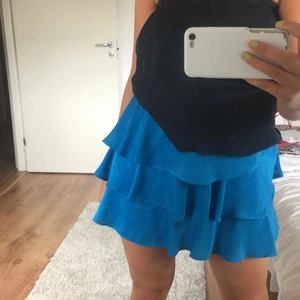 Blå volangkjol - Intressekoll: Blå volangkjol ifrån Zara, snygg att ha som ett linne