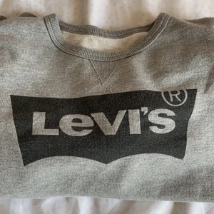 Grå långärmad Levis Hoodie - Långärmad utan huva! 