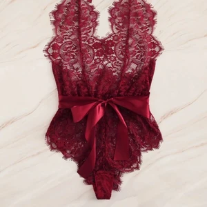 Spets body - Röd Spetsbody, aldrig använd