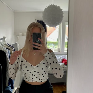 Prickig topp  - En söt prickig topp från Bikbok i storlek XS🤍 Säljer den för att det har blivit försent att lämna tillbaka den, ville lämna tillbaka den eftersom att den är lite för liten för mig🤍Den är alltså inte alls använd utan är i toppskick! Hör av er om ni har frågor om plagget!🤍