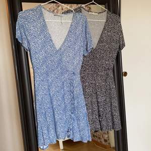 Jättefina klänningar från Pull&Bear. Använda fåtal gånger, så i jättefint skick! Passar både S/M. Säljer en för 100:- eller båda för 170:-✨