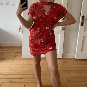 Blommig klänning - En röd blommig klänning med öppenrygg i storlek XS (stor i storleken)🤗