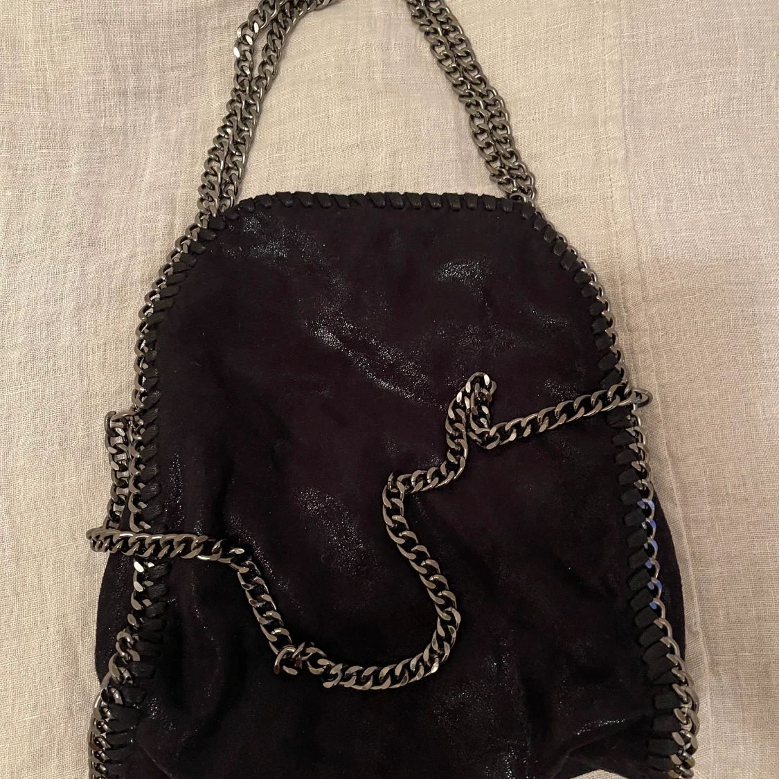 Svart handväska med kedjor - 91