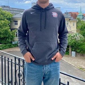 Nike Hoodie - Snygg grå Nike Hoodie i mycket bra skick! Modellen är 183 cm lång✨💚