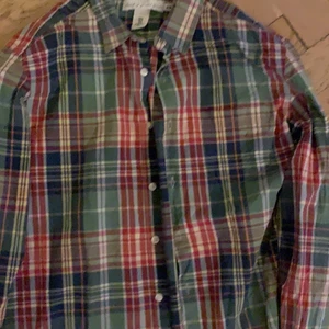 H&M skjorta billigt - Säljer en skjorta den H&M för en billig peng. Kan sänka pris vid köp av flera plagg samtidigt