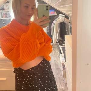 Jättemysig stickad orange tröja från Gina! Perfekt till hösten eller en sen sommarkväll😋 använd fåtal gånger