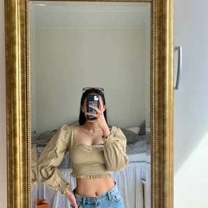 Beige blouse  - Endast använd 1 gång. Man kan lösa upp storleken mha bandet på baksidan. Knyta lösare.  Mycket finare när den är stryker den.