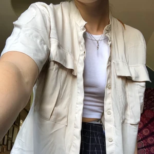 Weekday skjorta - En beige snygg tshirt skjorta från weekday som jag säljer! Frakten blir 36 kronor!💜💜