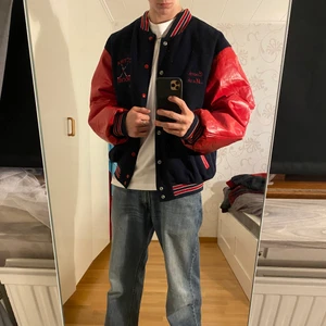 Vintage varsity jacka - Asball vintage varsity jacka med hockey motiv i superfint skick!, jag är 186, hör av er vid frågor!😊