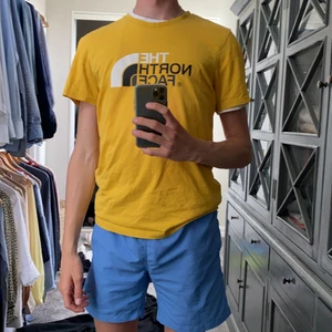 The north face t-shirt - Gul the north face t-shirt. En size M som är sparsamt använd 