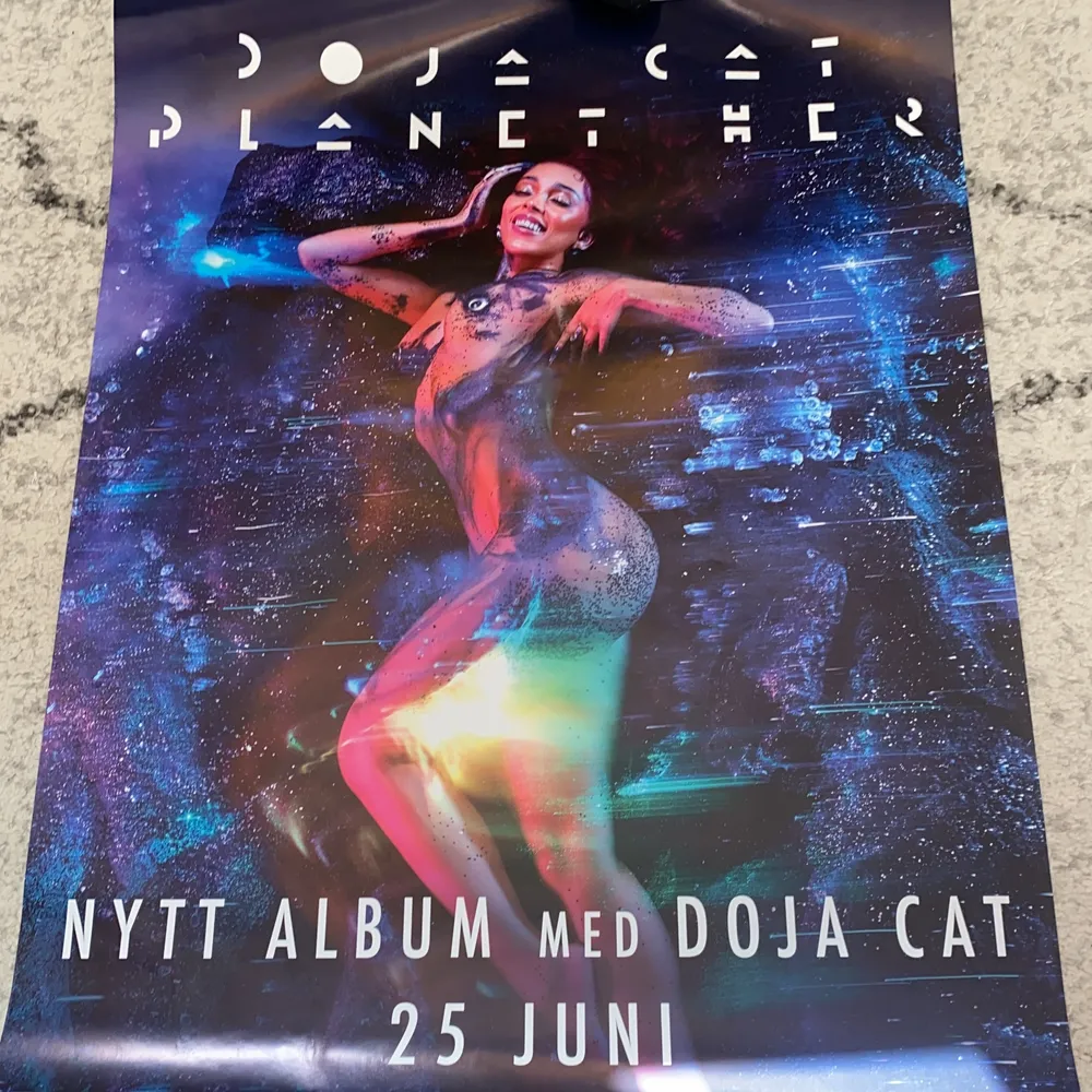ny Doja Cat promo poster till hennes nya album ”Planet Her” som släpps ut den 25/6. Helt sprillans ny och fresh och passar perfekt som prydnad till rummet✨🌏 postern börjar från priset 50kr men kan höjas beronde på hur mycke ni vill buda✨. Övrigt.