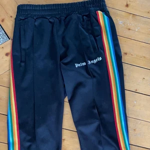 Palm Angels Mjukisbyxor - Palm Angels mjukisbyxor i storlek M. Köpta för mindre än ett halvår sedan, bra skick. Cond:8/10. 