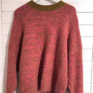stor stickad tröja  - sjukt fin och stor stickad tröja från asos perfekt till hösten eller kyligare dagar. köpt på asos för ca 500kr och aldrig använd. felfritt skick💕