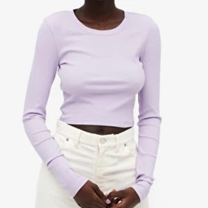 Lila topp - Lila långarmad topp från Monki. Säljer pga att den aldrig kommit till andvändning. 100kr + frakt❤️