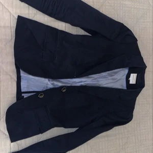 Mörkblå Kavaj -  Jättefin mörkblå kavaj i bra skick. Storlek 36. Betala gärna med swish och möt helst upp i Linköping. ENDAST SERIÖSA KÖPARE!!!