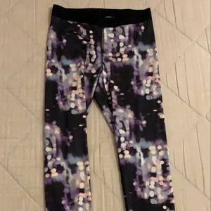 Mönstrade Träningstajts  - Mönstrade träningstajts i hyfsat skick. Storlek 170 men skulle säga att dom skulle kunnat passa en storlek mindre också. Betala gärna med swish och möt helst upp i Linköping. ENDAST SERIÖSA KÖPARE!!!