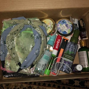 Skönhetspaket nytt  - Smink, smycken och hår accessoarer säljer allting tillsammans som paketpris för 400 kr. Förhandlingsbart vid snabb affär + extra gåva vid köp! 