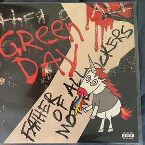 En lp skiva av green day som innehåller albumet ”father of all” använd ett fåtal gånger men i perfekt skick. 