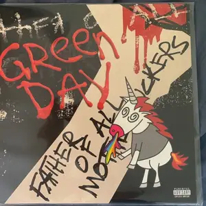 En lp skiva av green day som innehåller albumet ”father of all” använd ett fåtal gånger men i perfekt skick. 