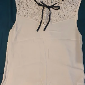 Blouse storlek L men känns som M har en vit och en rosa - Det är 2 av samma blusen en vit och en rosa. Den är storlek L men känns som M 