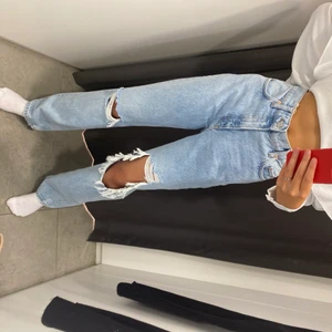 Mango jeans - Säljer dessa jeans från mango i storlek 38 då de passar bra på mig som är 177. Har använt dessa runt 2 gånger då det inte riktigt är min stil. Skriv till mig om ni har frågor eller vill ha fler bilder. Köpare står för frakt💕💕